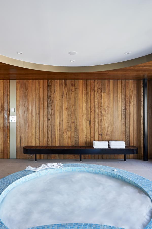 Tyrian Albert Park Lake Мельбурн Екстер'єр фото A wall clad in Australian hardwood